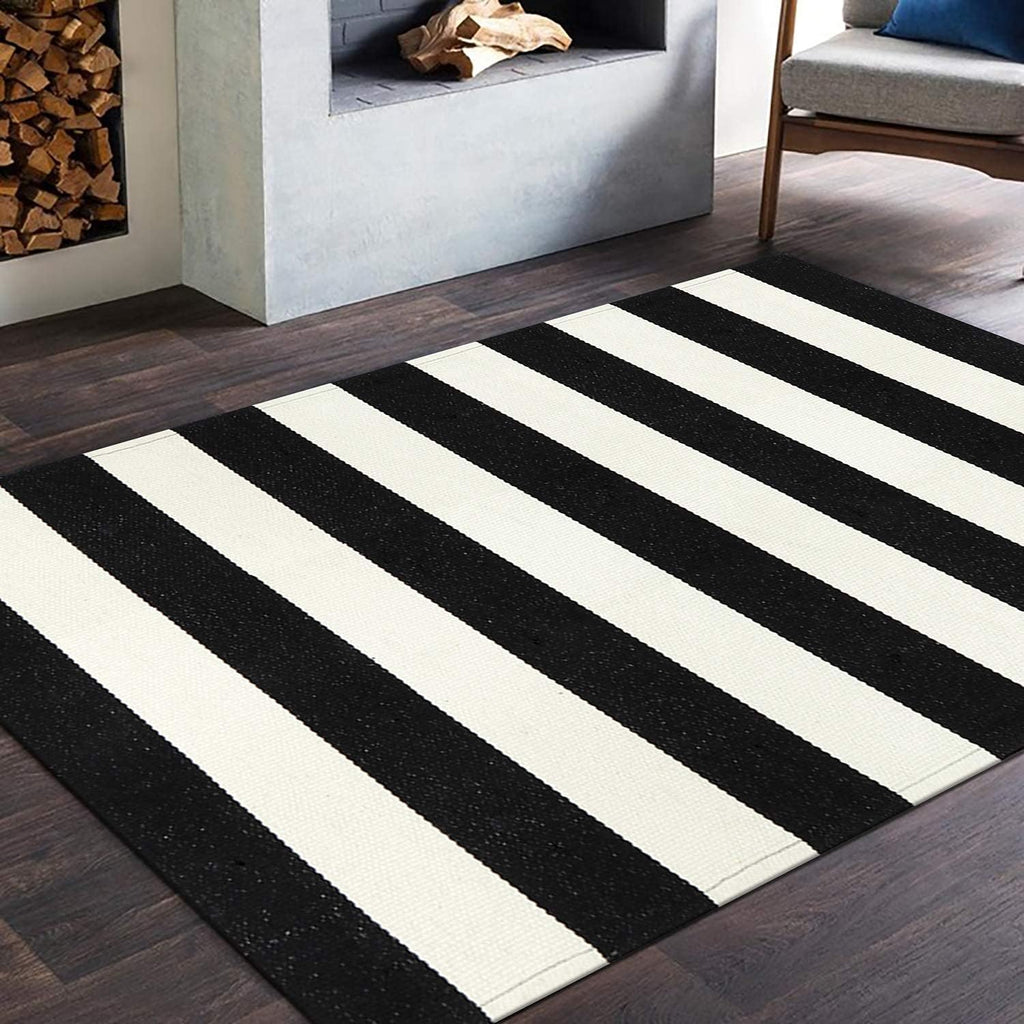 Alfombra decorativa de  algodón impreso en tiras blancas y negras 3X5 pies